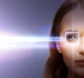 22184513-gesundheit-vision-sicht--eine-frau-mit-augenlaserkorrektur-rahmen